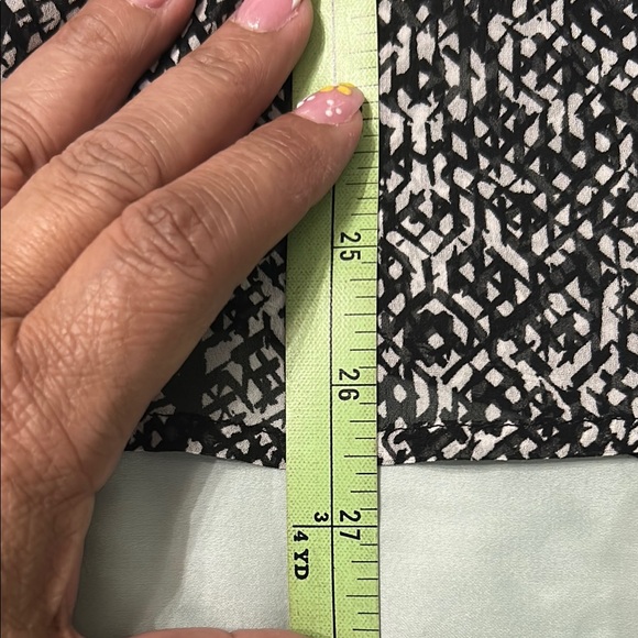 East 5th Monochrome Geometric Top 1X - Picture 8 of 8